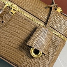Loro piana Extra Bag L23手袋 款号:FAQ2126 颜色:金卡其色蜥蜴纹 作为一款小巧精致的优雅 Loro piana Extra Bag L23手袋 款号:FAQ2126 颜色:金卡其色蜥蜴纹 作为一款小巧精致的优雅