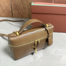 Loro piana Extra Bag L23手袋 款号:FAQ2126 颜色:金卡其色蜥蜴纹 作为一款小巧精致的优雅 Loro piana Extra Bag L23手袋 款号:FAQ2126 颜色:金卡其色蜥蜴纹 作为一款小巧精致的优雅