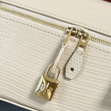 Loro piana Extra Bag L23手袋 款号:FAQ2126 颜色:杏色蜥蜴纹 作为一款小巧精致的优雅配饰 Loro piana Extra Bag L23手袋 款号:FAQ2126 颜色:杏色蜥蜴纹 作为一款小巧精致的优雅配饰