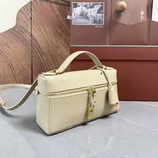 Loro piana Extra Bag L23手袋 款号:FAQ2126 颜色:杏色蜥蜴纹 作为一款小巧精致的优雅配饰 Loro piana Extra Bag L23手袋 款号:FAQ2126 颜色:杏色蜥蜴纹 作为一款小巧精致的优雅配饰