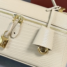 Loro piana Extra Bag L23手袋 款号:FAQ2126 颜色:杏色蜥蜴纹 作为一款小巧精致的优雅配饰 Loro piana Extra Bag L23手袋 款号:FAQ2126 颜色:杏色蜥蜴纹 作为一款小巧精致的优雅配饰