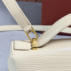 Loro piana Extra Bag L23手袋 款号:FAQ2126 颜色:杏色蜥蜴纹 作为一款小巧精致的优雅配饰 Loro piana Extra Bag L23手袋 款号:FAQ2126 颜色:杏色蜥蜴纹 作为一款小巧精致的优雅配饰