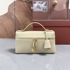 Loro piana Extra Bag L23手袋 款号:FAQ2126 颜色:杏色蜥蜴纹 作为一款小巧精致的优雅配饰 Loro piana Extra Bag L23手袋 款号:FAQ2126 颜色:杏色蜥蜴纹 作为一款小巧精致的优雅配饰