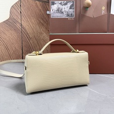 Loro piana Extra Bag L23手袋 款号:FAQ2126 颜色:杏色蜥蜴纹 作为一款小巧精致的优雅配饰 Loro piana Extra Bag L23手袋 款号:FAQ2126 颜色:杏色蜥蜴纹 作为一款小巧精致的优雅配饰