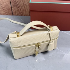 Loro piana Extra Bag L23手袋 款号:FAQ2126 颜色:杏色蜥蜴纹 作为一款小巧精致的优雅配饰 Loro piana Extra Bag L23手袋 款号:FAQ2126 颜色:杏色蜥蜴纹 作为一款小巧精致的优雅配饰