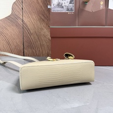 Loro piana Extra Bag L23手袋 款号:FAQ2126 颜色:杏色蜥蜴纹 作为一款小巧精致的优雅配饰 Loro piana Extra Bag L23手袋 款号:FAQ2126 颜色:杏色蜥蜴纹 作为一款小巧精致的优雅配饰