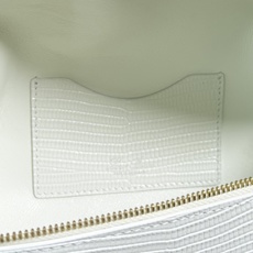 Loro piana Extra Bag L23手袋 款号:FAQ2126 颜色:嫩白色蜥蜴纹 作为一款小巧精致的优雅配 Loro piana Extra Bag L23手袋 款号:FAQ2126 颜色:嫩白色蜥蜴纹 作为一款小巧精致的优雅配
