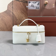 Loro piana Extra Bag L23手袋 款号:FAQ2126 颜色:嫩白色蜥蜴纹 作为一款小巧精致的优雅配 Loro piana Extra Bag L23手袋 款号:FAQ2126 颜色:嫩白色蜥蜴纹 作为一款小巧精致的优雅配