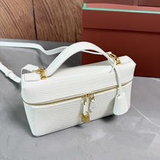 Loro piana Extra Bag L23手袋 款号:FAQ2126 颜色:嫩白色蜥蜴纹 作为一款小巧精致的优雅配 Loro piana Extra Bag L23手袋 款号:FAQ2126 颜色:嫩白色蜥蜴纹 作为一款小巧精致的优雅配