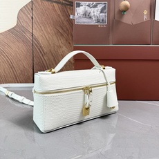 Loro piana Extra Bag L23手袋 款号:FAQ2126 颜色:嫩白色蜥蜴纹 作为一款小巧精致的优雅配 Loro piana Extra Bag L23手袋 款号:FAQ2126 颜色:嫩白色蜥蜴纹 作为一款小巧精致的优雅配