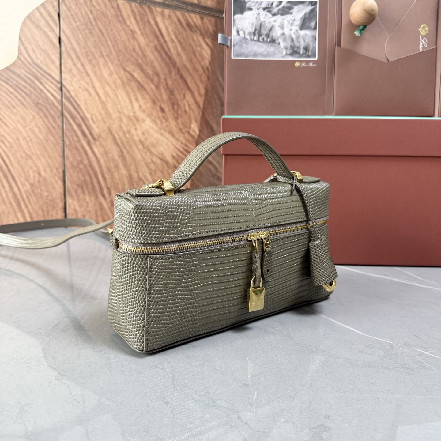 Loro piana Extra Bag L23手袋 款号：FAQ2126 颜色：灰褐色蜥蜴纹 作为一款小巧精致的优雅配