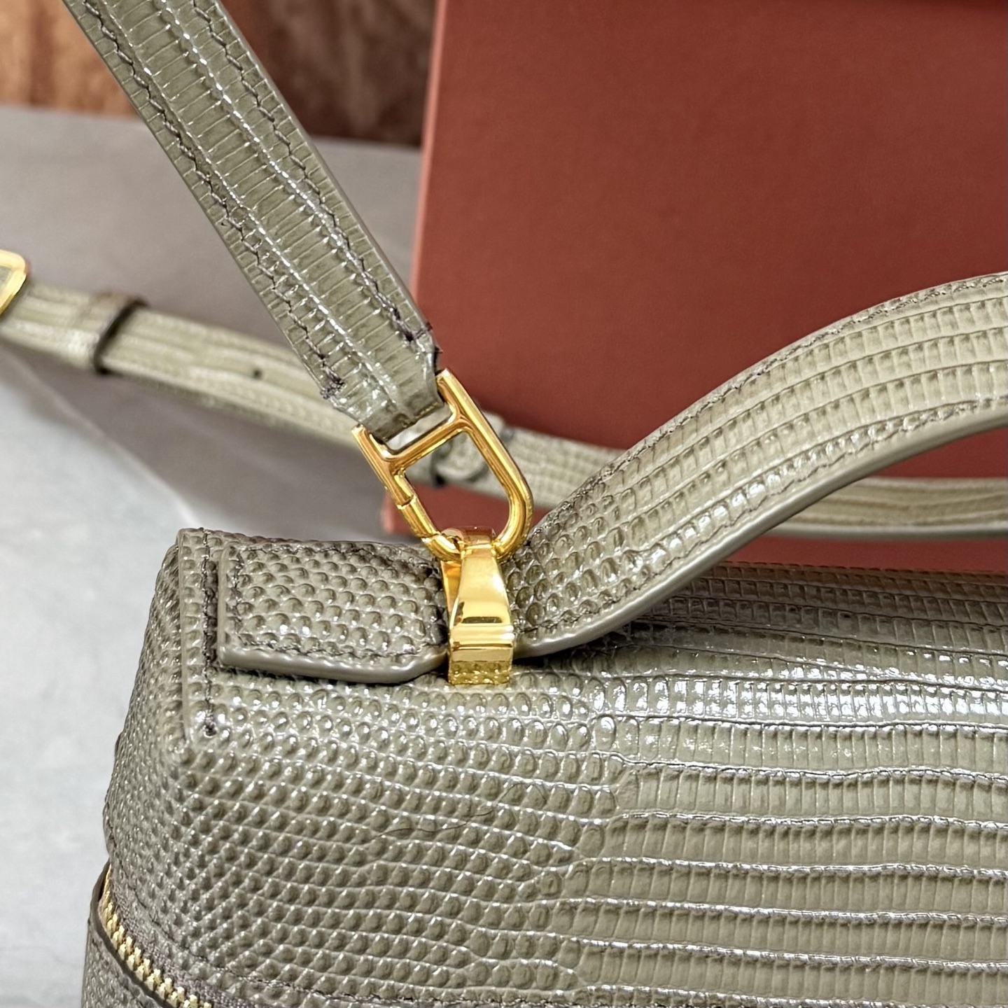 Loro piana Extra Bag L23手袋 款号：FAQ2126 颜色：灰褐色蜥蜴纹 作为一款小巧精致的优雅配