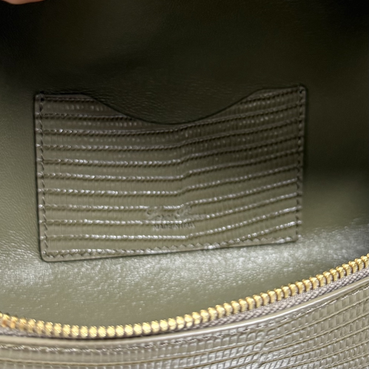 Loro piana Extra Bag L23手袋 款号：FAQ2126 颜色：灰褐色蜥蜴纹 作为一款小巧精致的优雅配
