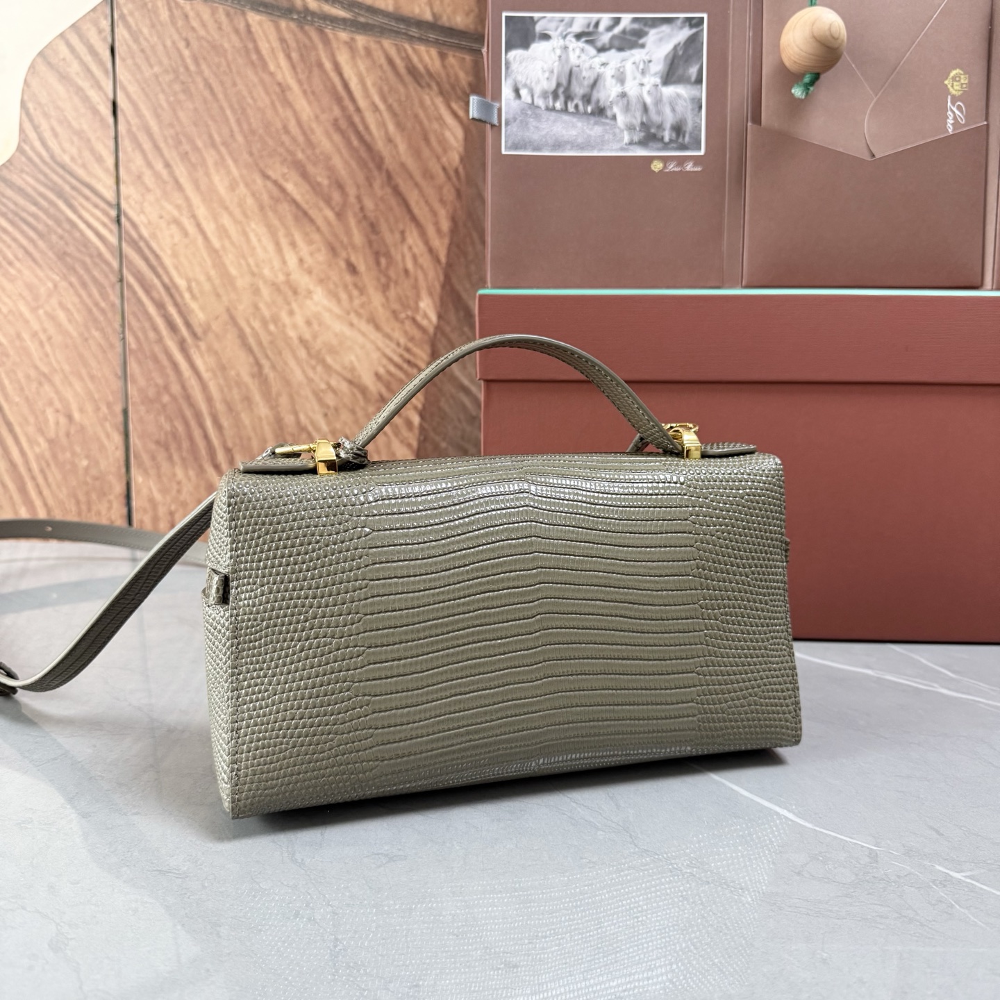 Loro piana Extra Bag L23手袋 款号：FAQ2126 颜色：灰褐色蜥蜴纹 作为一款小巧精致的优雅配