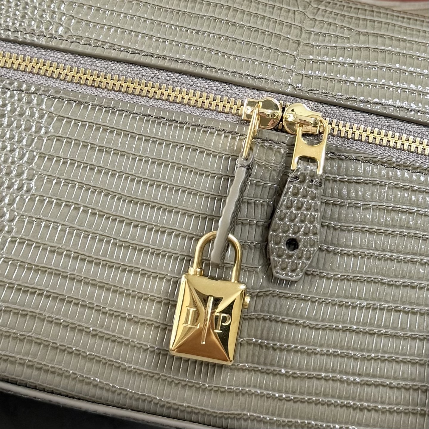 Loro piana Extra Bag L23手袋 款号：FAQ2126 颜色：灰褐色蜥蜴纹 作为一款小巧精致的优雅配