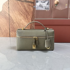 Loro piana Extra Bag L23手袋 款号:FAQ2126 颜色:灰褐色蜥蜴纹 作为一款小巧精致的优雅配 Loro piana Extra Bag L23手袋 款号:FAQ2126 颜色:灰褐色蜥蜴纹 作为一款小巧精致的优雅配