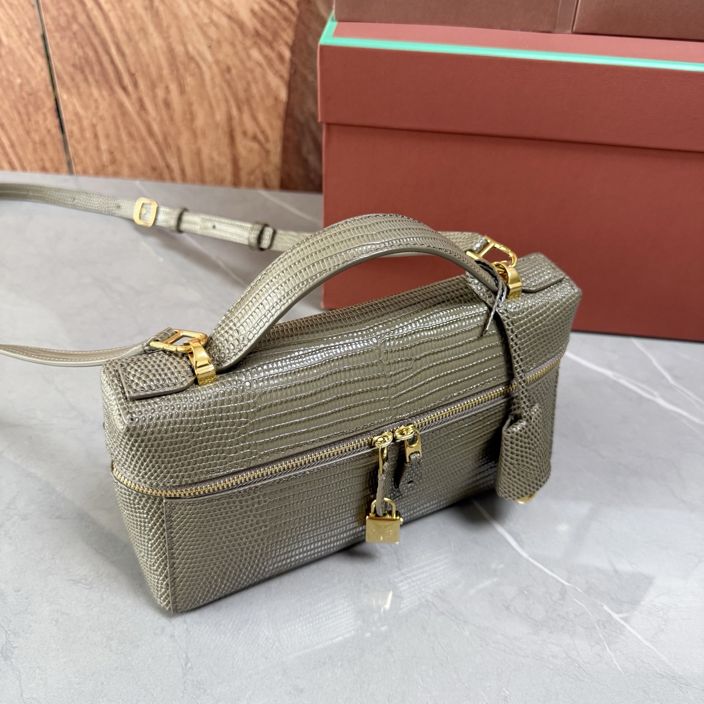 Loro piana Extra Bag L23手袋 款号：FAQ2126 颜色：灰褐色蜥蜴纹 作为一款小巧精致的优雅配