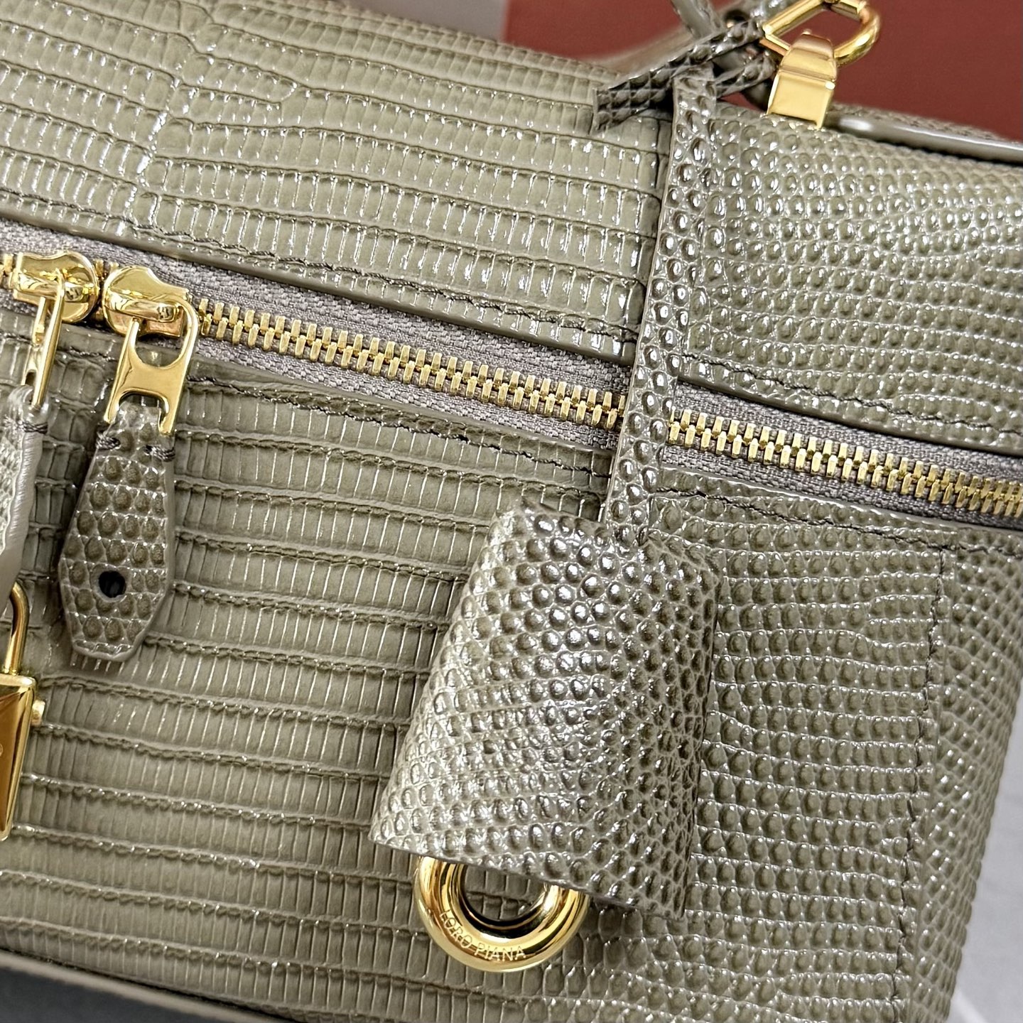 Loro piana Extra Bag L23手袋 款号：FAQ2126 颜色：灰褐色蜥蜴纹 作为一款小巧精致的优雅配