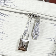 Loro piana Extra Bag L23手袋 款号:FAQ2126 颜色:喜马拉雅蜥蜴纹 作为一款小巧精致的优雅 Loro piana Extra Bag L23手袋 款号:FAQ2126 颜色:喜马拉雅蜥蜴纹 作为一款小巧精致的优雅