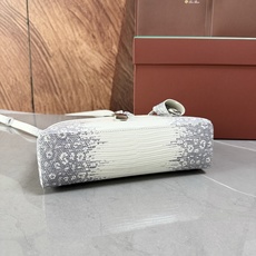 Loro piana Extra Bag L23手袋 款号:FAQ2126 颜色:喜马拉雅蜥蜴纹 作为一款小巧精致的优雅 Loro piana Extra Bag L23手袋 款号:FAQ2126 颜色:喜马拉雅蜥蜴纹 作为一款小巧精致的优雅