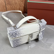 Loro piana Extra Bag L23手袋 款号:FAQ2126 颜色:喜马拉雅蜥蜴纹 作为一款小巧精致的优雅 Loro piana Extra Bag L23手袋 款号:FAQ2126 颜色:喜马拉雅蜥蜴纹 作为一款小巧精致的优雅