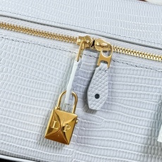 Loro piana Extra Bag L23手袋 款号:FAQ2126 颜色:浅蓝色蜥蜴纹 作为一款小巧精致的优雅配 Loro piana Extra Bag L23手袋 款号:FAQ2126 颜色:浅蓝色蜥蜴纹 作为一款小巧精致的优雅配