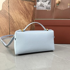 Loro piana Extra Bag L23手袋 款号:FAQ2126 颜色:浅蓝色蜥蜴纹 作为一款小巧精致的优雅配 Loro piana Extra Bag L23手袋 款号:FAQ2126 颜色:浅蓝色蜥蜴纹 作为一款小巧精致的优雅配