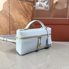 Loro piana Extra Bag L23手袋 款号:FAQ2126 颜色:浅蓝色蜥蜴纹 作为一款小巧精致的优雅配 Loro piana Extra Bag L23手袋 款号:FAQ2126 颜色:浅蓝色蜥蜴纹 作为一款小巧精致的优雅配