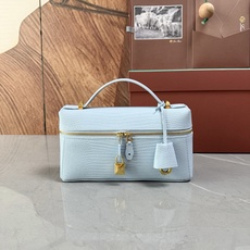 Loro piana Extra Bag L23手袋 款号:FAQ2126 颜色:浅蓝色蜥蜴纹 作为一款小巧精致的优雅配 Loro piana Extra Bag L23手袋 款号:FAQ2126 颜色:浅蓝色蜥蜴纹 作为一款小巧精致的优雅配