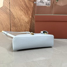 Loro piana Extra Bag L23手袋 款号:FAQ2126 颜色:浅蓝色蜥蜴纹 作为一款小巧精致的优雅配 Loro piana Extra Bag L23手袋 款号:FAQ2126 颜色:浅蓝色蜥蜴纹 作为一款小巧精致的优雅配