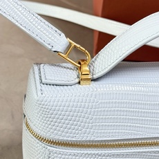 Loro piana Extra Bag L23手袋 款号:FAQ2126 颜色:浅蓝色蜥蜴纹 作为一款小巧精致的优雅配 Loro piana Extra Bag L23手袋 款号:FAQ2126 颜色:浅蓝色蜥蜴纹 作为一款小巧精致的优雅配