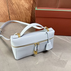 Loro piana Extra Bag L23手袋 款号:FAQ2126 颜色:浅蓝色蜥蜴纹 作为一款小巧精致的优雅配 Loro piana Extra Bag L23手袋 款号:FAQ2126 颜色:浅蓝色蜥蜴纹 作为一款小巧精致的优雅配