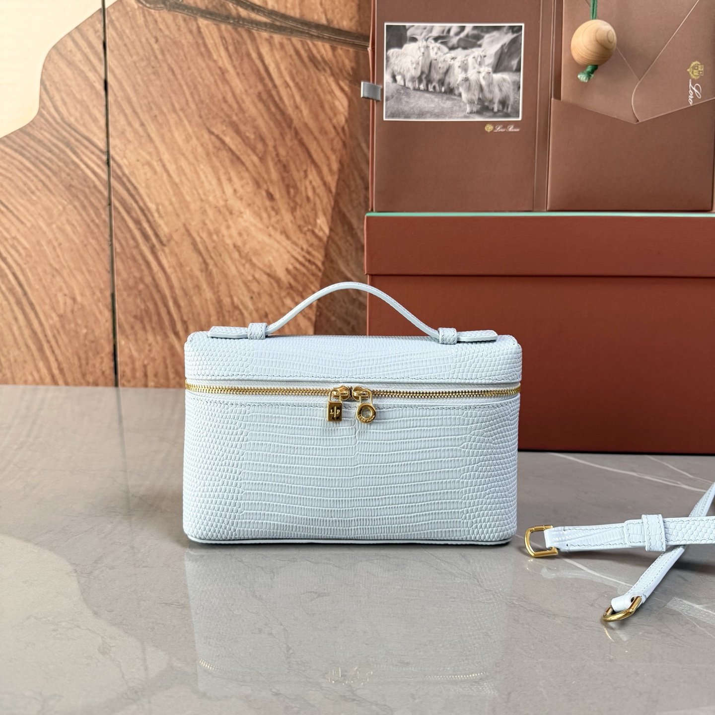 Loro piana Extra Pocket L19手拿包 小牛皮/货号:FAI8393 颜色：浅蓝色蜥蜴纹 产品详情