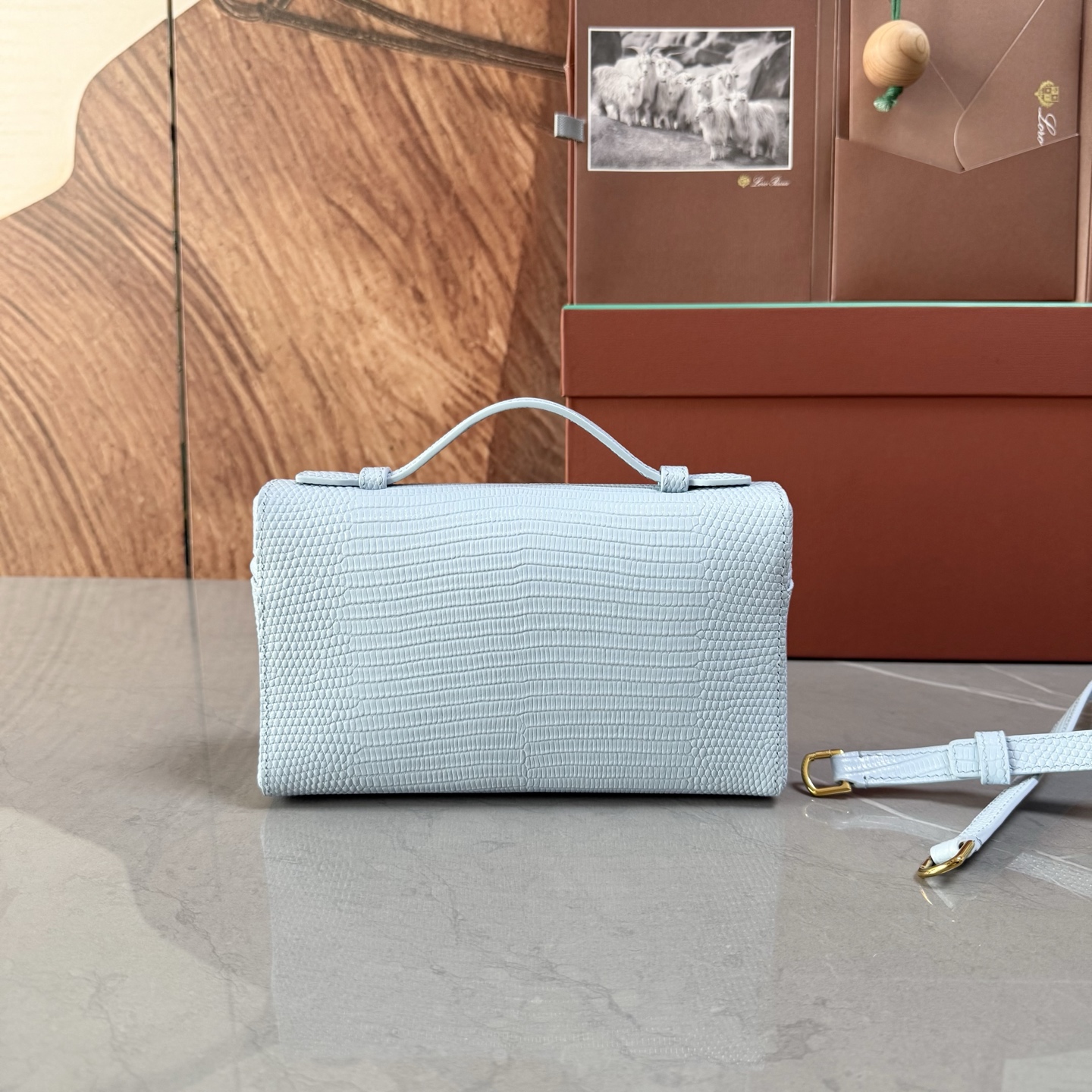 Loro piana Extra Pocket L19手拿包 小牛皮/货号:FAI8393 颜色：浅蓝色蜥蜴纹 产品详情