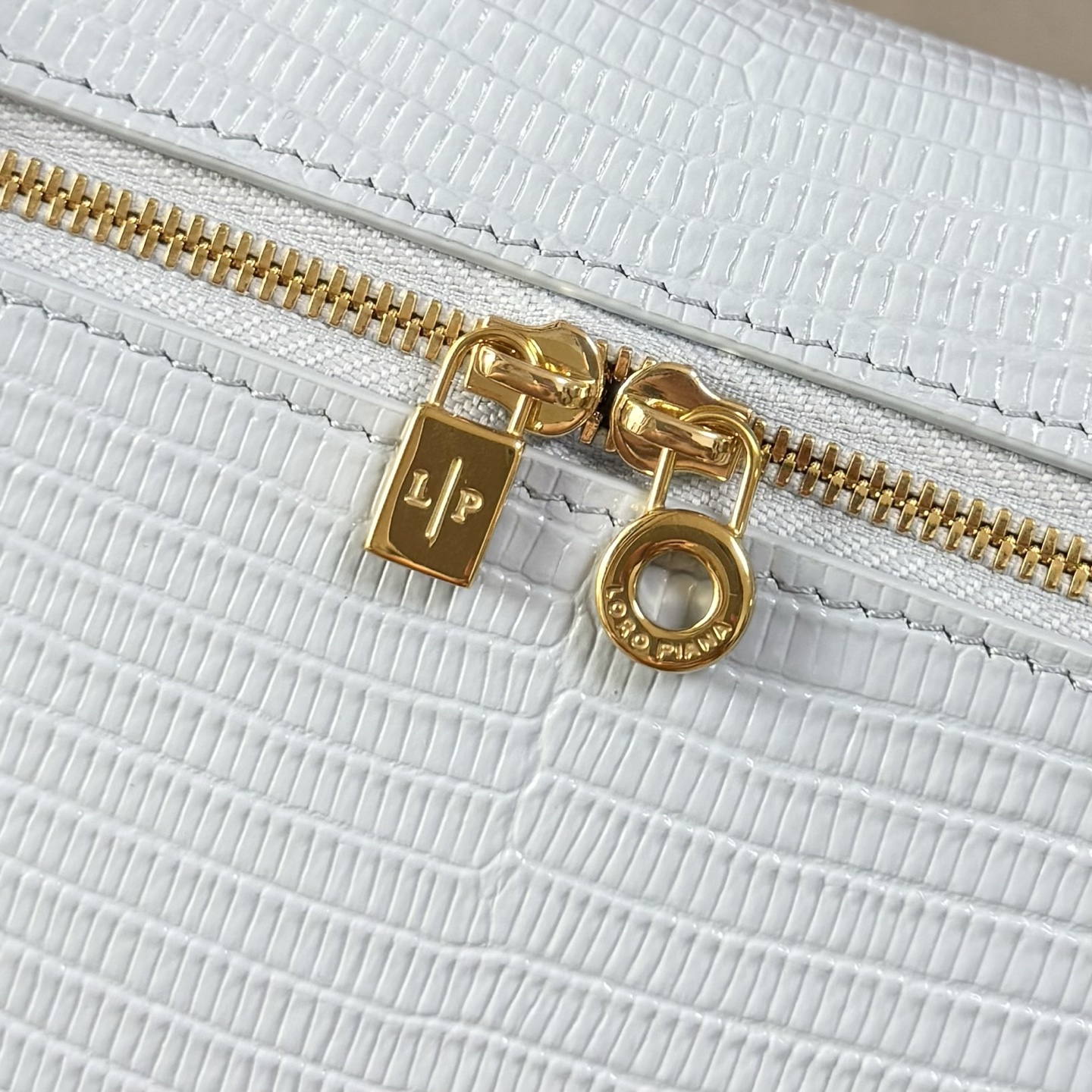 Loro piana Extra Pocket L19手拿包 小牛皮/货号:FAI8393 颜色：浅蓝色蜥蜴纹 产品详情