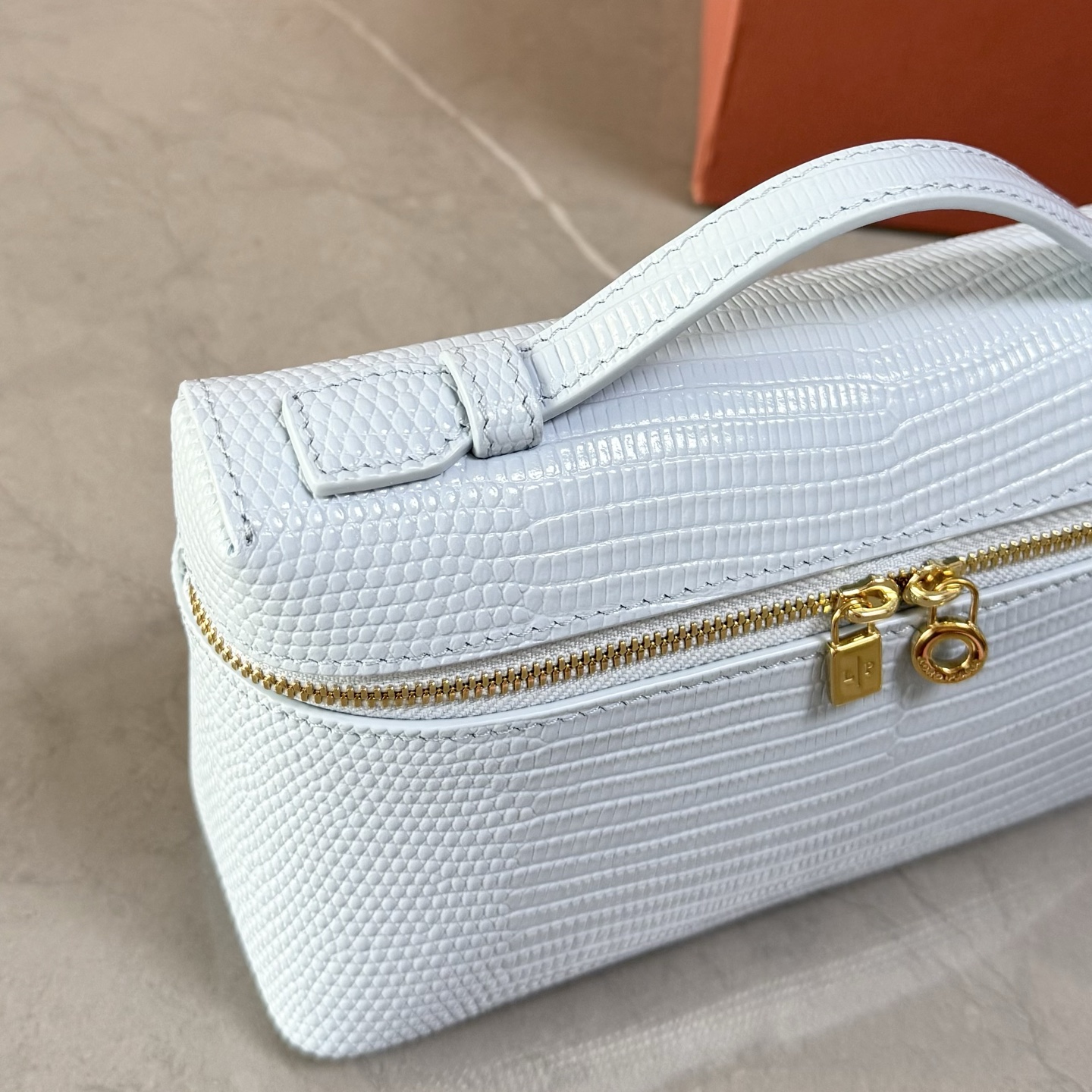 Loro piana Extra Pocket L19手拿包 小牛皮/货号:FAI8393 颜色：浅蓝色蜥蜴纹 产品详情