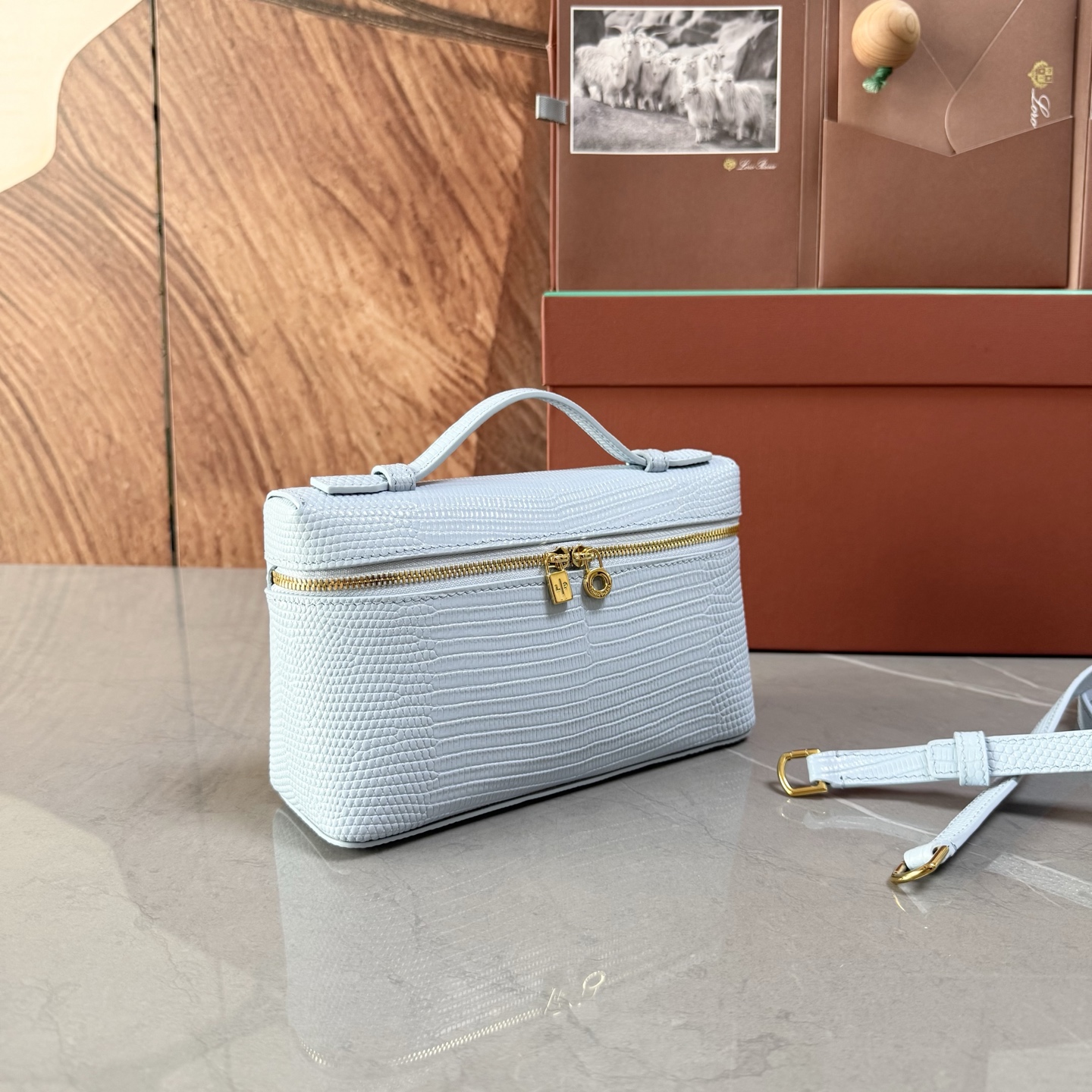 Loro piana Extra Pocket L19手拿包 小牛皮/货号:FAI8393 颜色：浅蓝色蜥蜴纹 产品详情