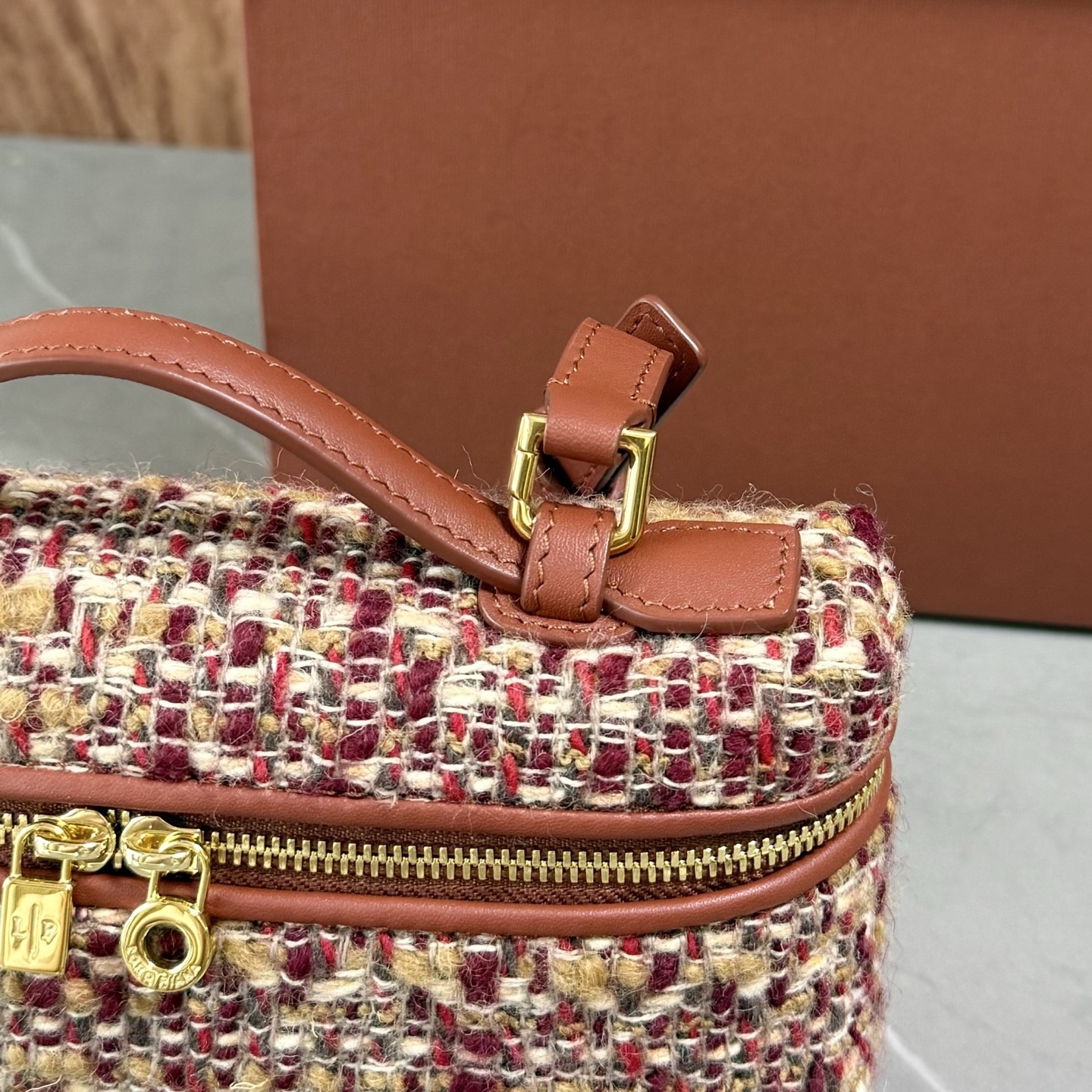 Loro piana Extra Pocket L19手拿包 小牛皮/货号:FAI8393 颜色：红色羊绒 产品详情 宽