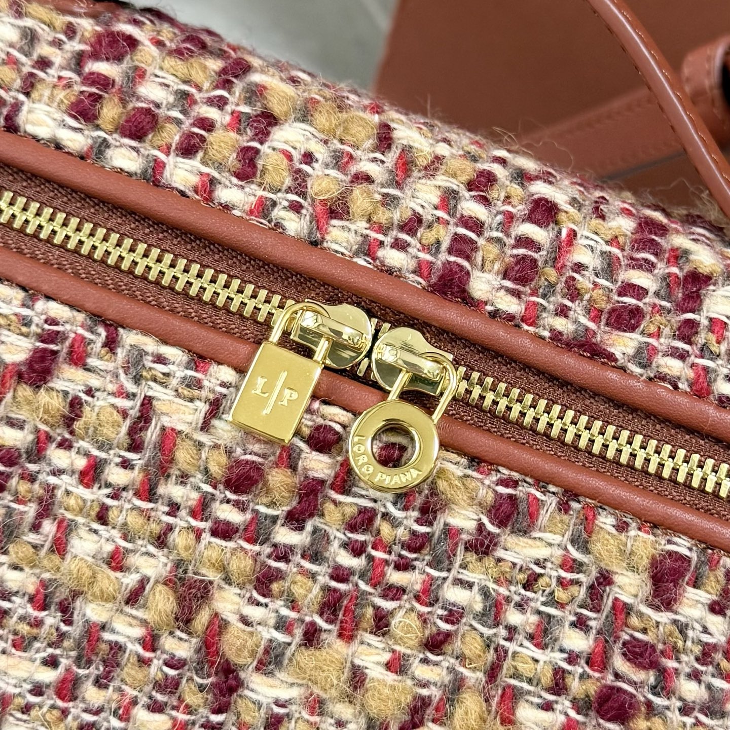 Loro piana Extra Pocket L19手拿包 小牛皮/货号:FAI8393 颜色：红色羊绒 产品详情 宽