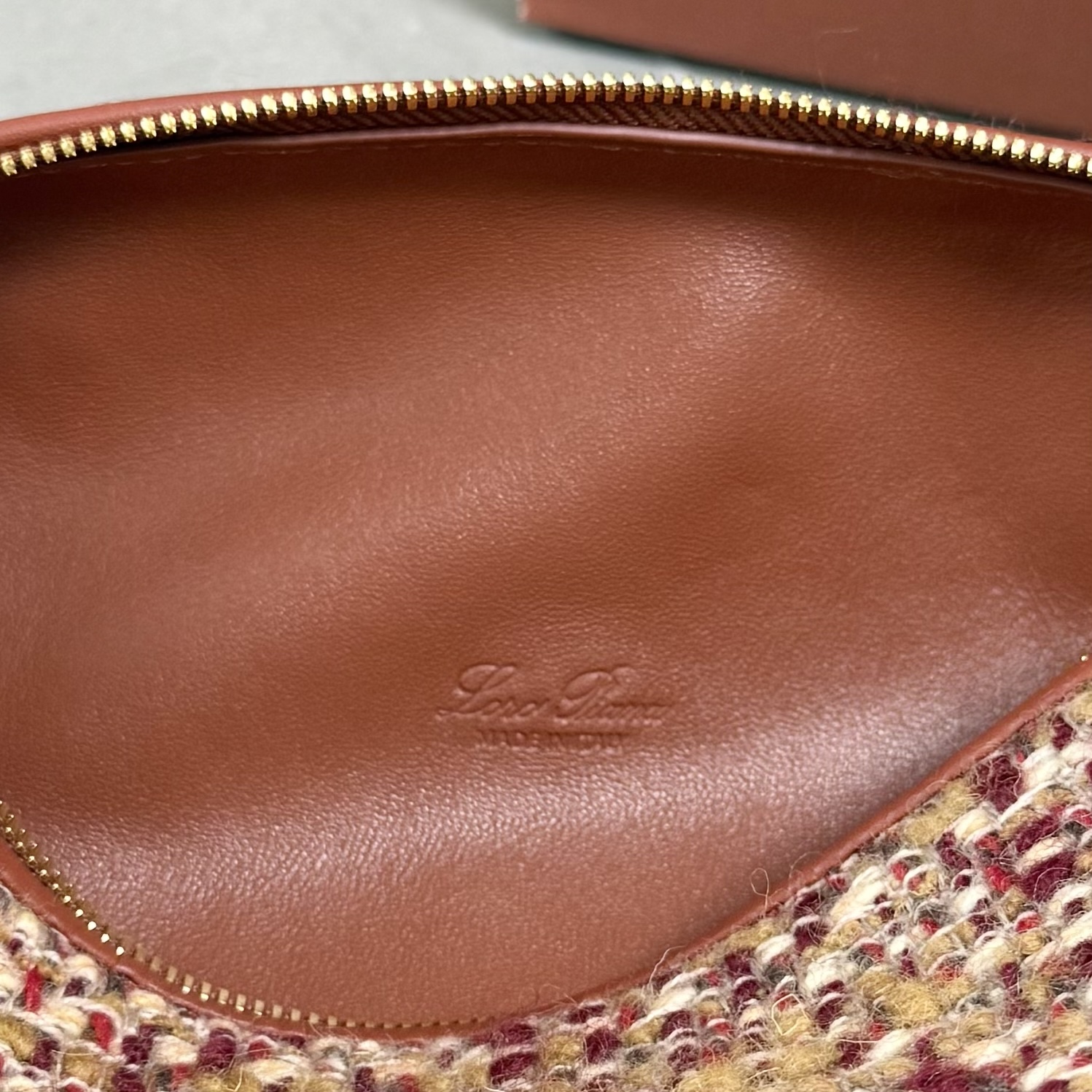 Loro piana Extra Pocket L19手拿包 小牛皮/货号:FAI8393 颜色：红色羊绒 产品详情 宽