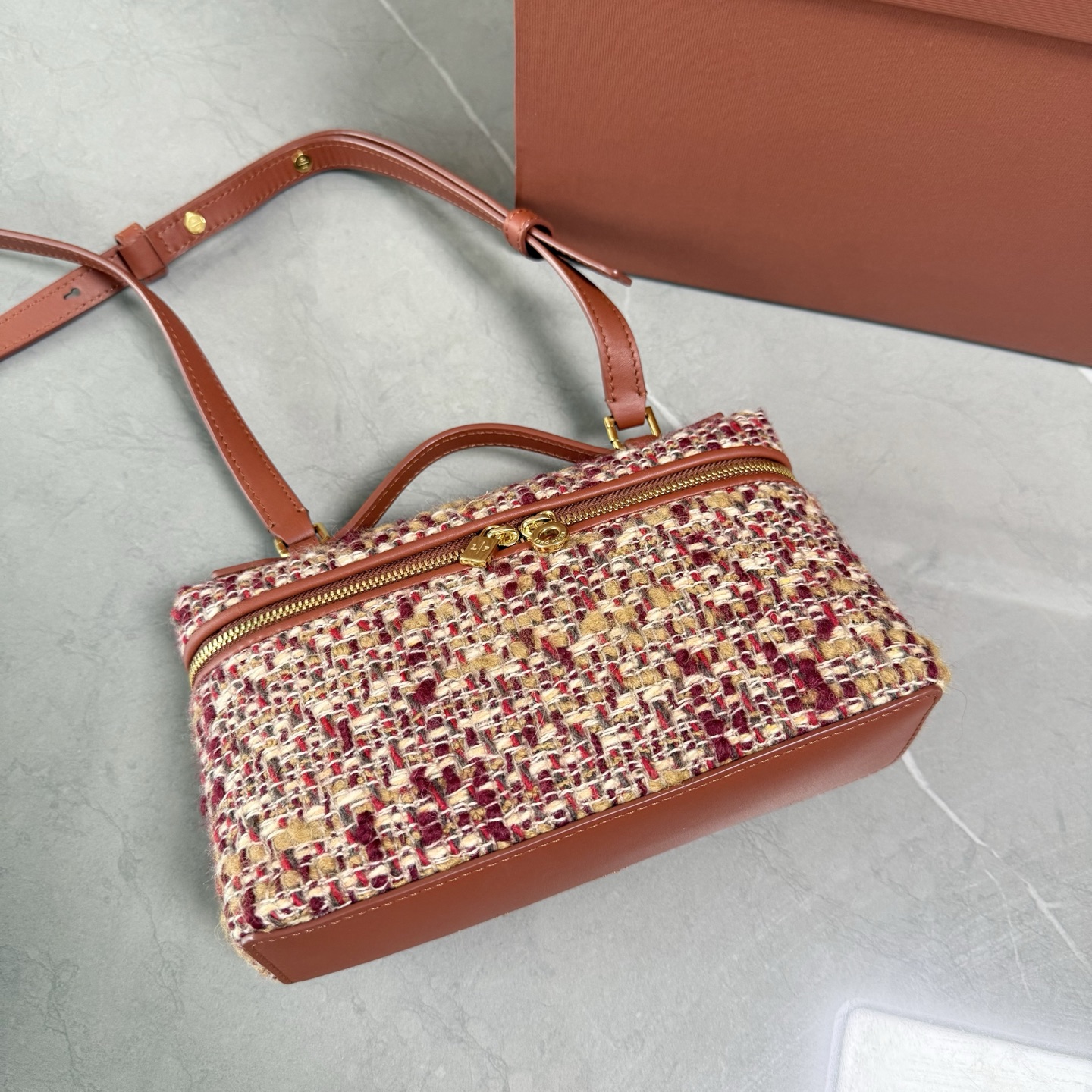 Loro piana Extra Pocket L19手拿包 小牛皮/货号:FAI8393 颜色：红色羊绒 产品详情 宽