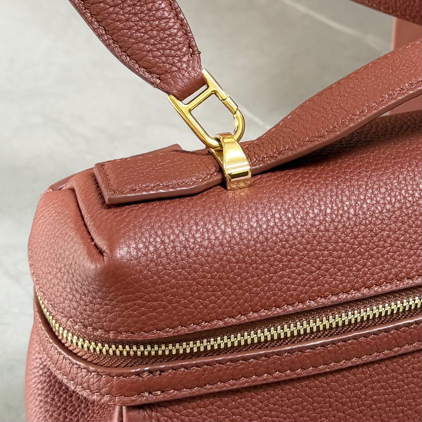 Lori piana诺悠翩雅 Extra Softy Bag L29手袋 颜色：酒红色 款号：FAW0113 Extra