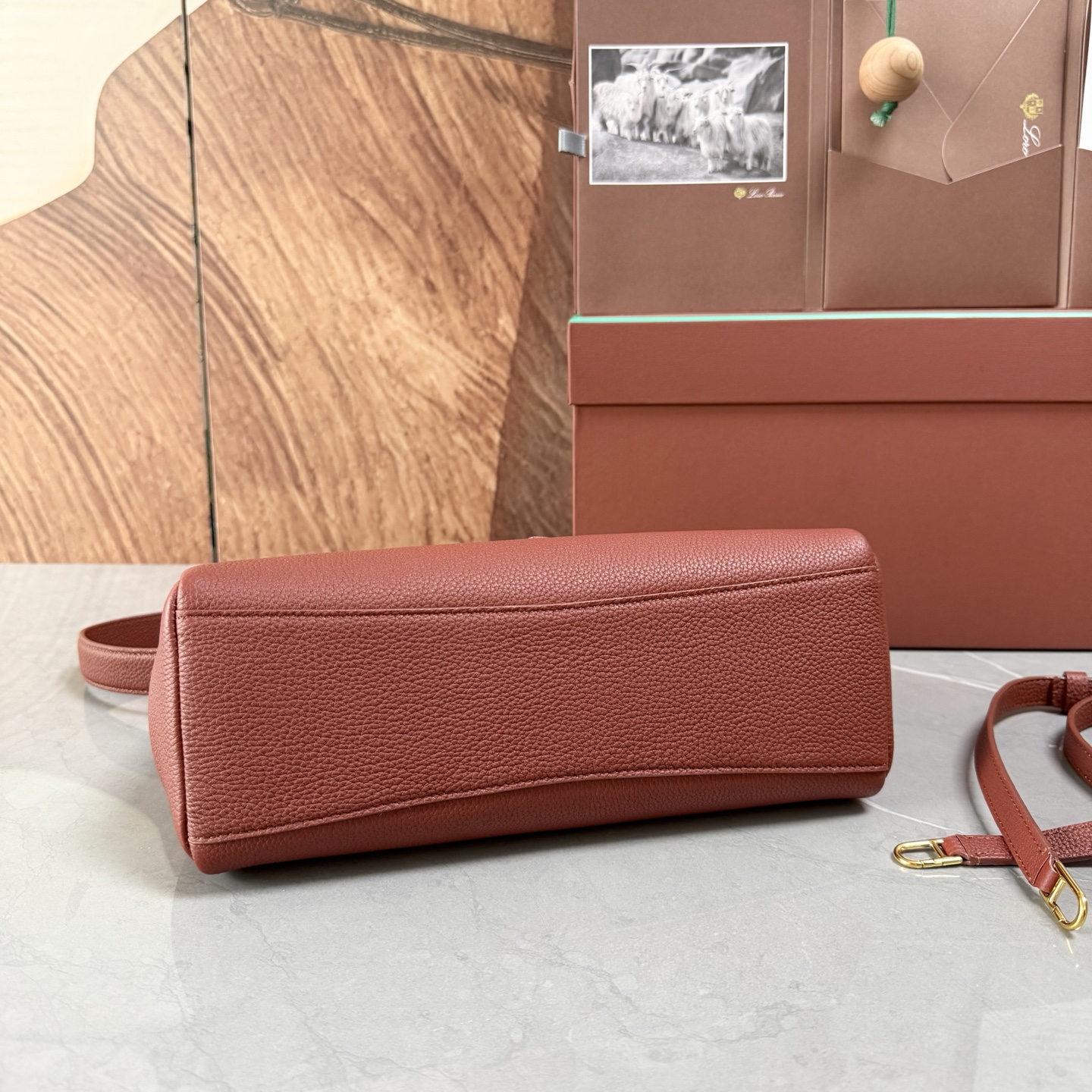 Lori piana诺悠翩雅 Extra Softy Bag L29手袋 颜色：酒红色 款号：FAW0113 Extra