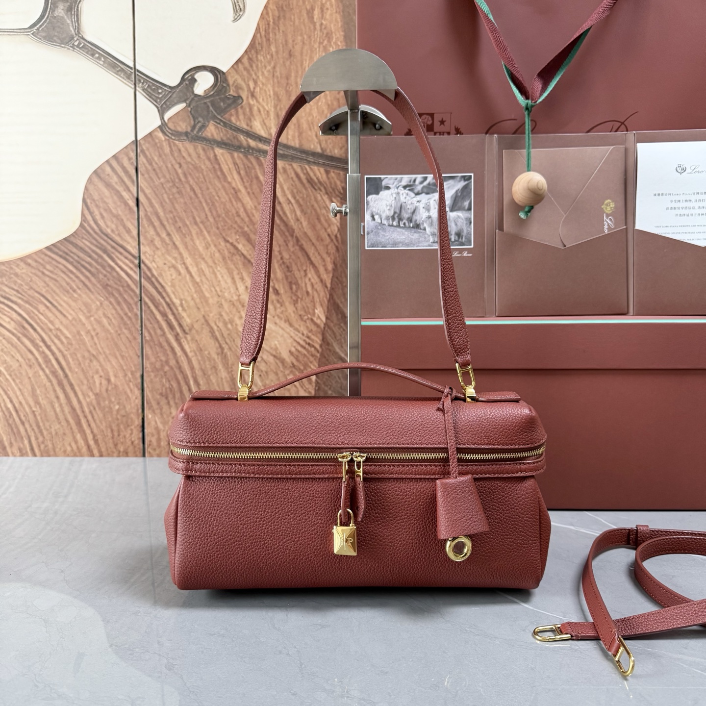 Lori piana诺悠翩雅 Extra Softy Bag L29手袋 颜色：酒红色 款号：FAW0113 Extra