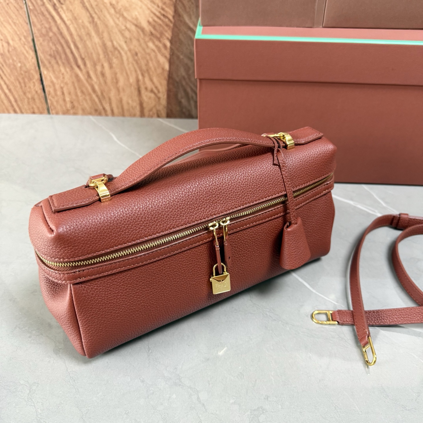 Lori piana诺悠翩雅 Extra Softy Bag L29手袋 颜色：酒红色 款号：FAW0113 Extra