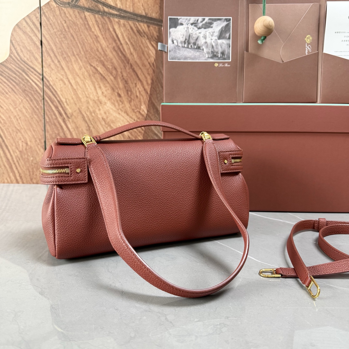 Lori piana诺悠翩雅 Extra Softy Bag L29手袋 颜色：酒红色 款号：FAW0113 Extra