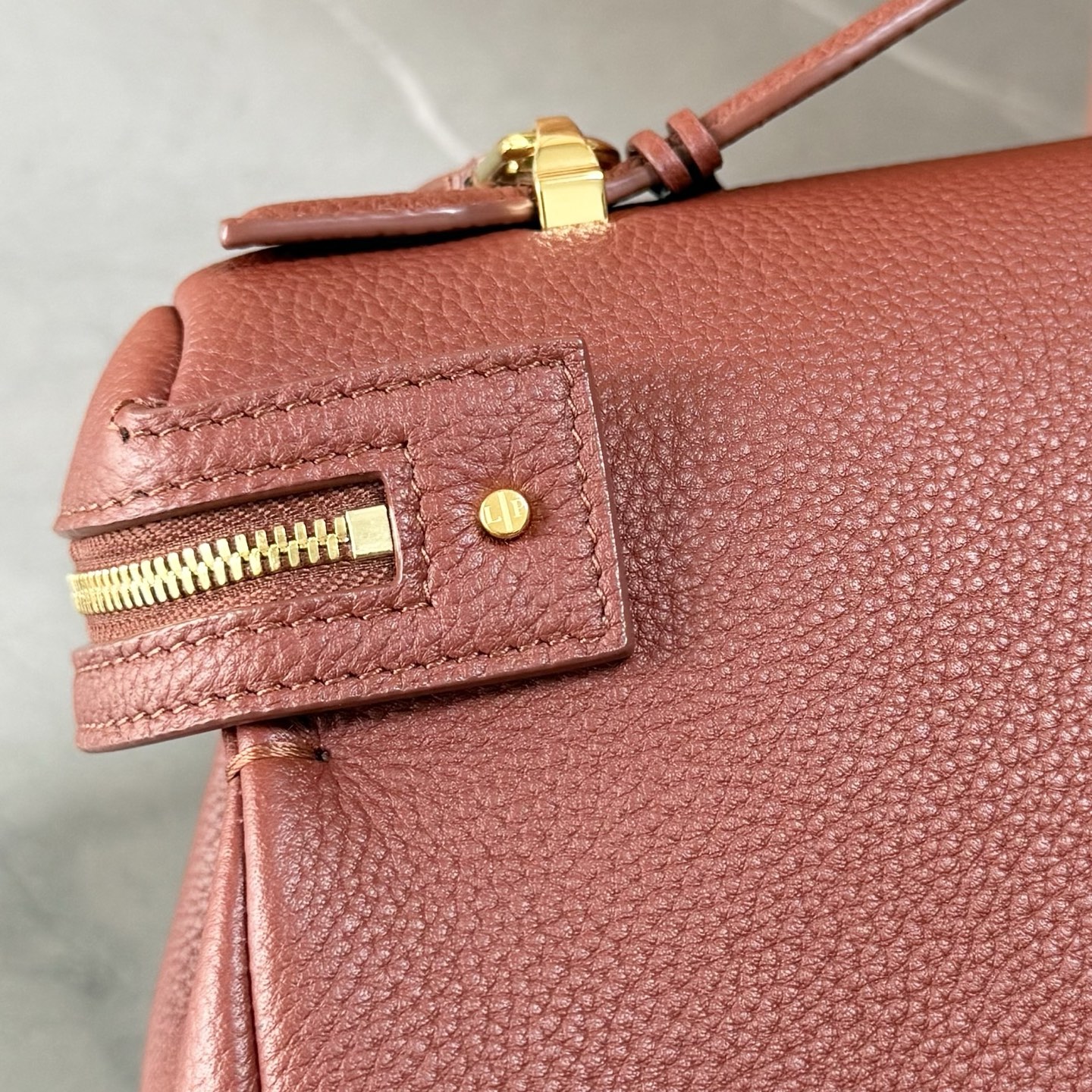 Lori piana诺悠翩雅 Extra Softy Bag L29手袋 颜色：酒红色 款号：FAW0113 Extra