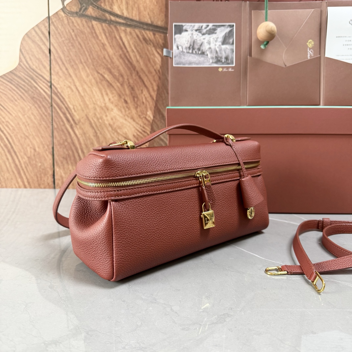Lori piana诺悠翩雅 Extra Softy Bag L29手袋 颜色：酒红色 款号：FAW0113 Extra
