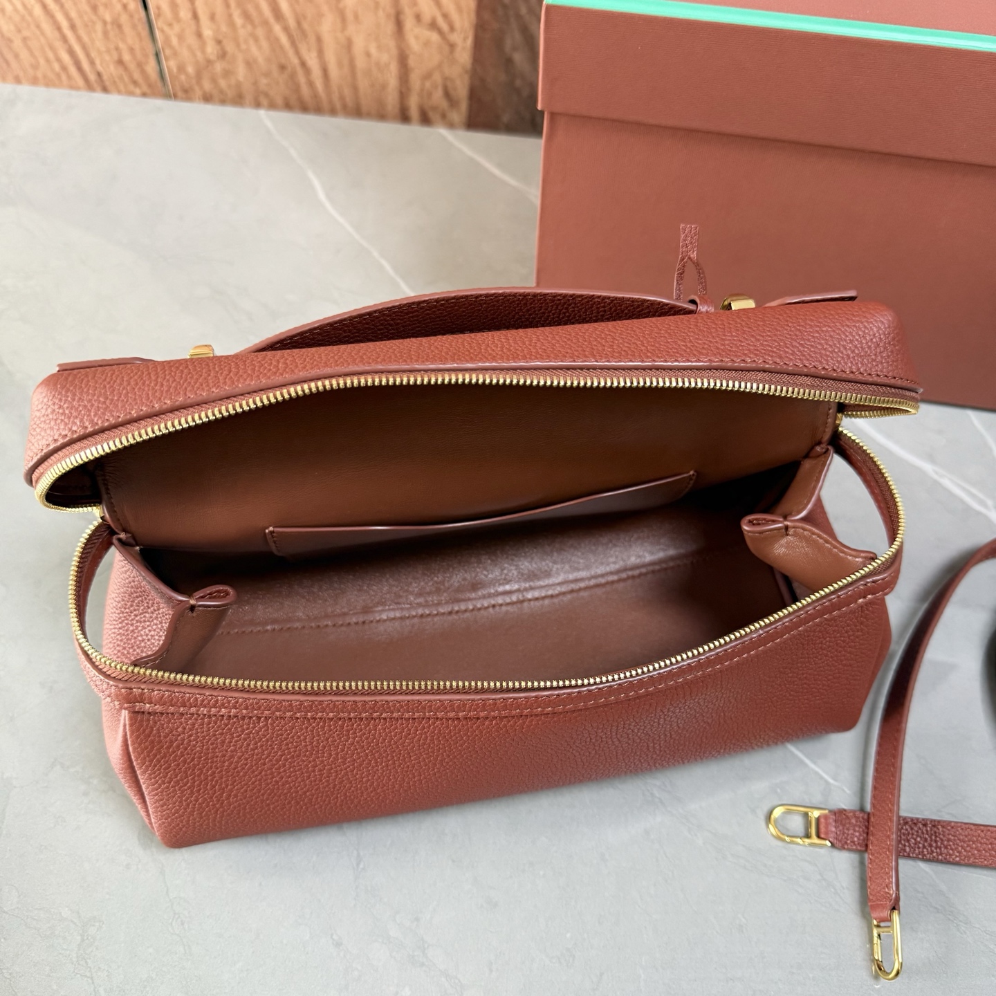 Lori piana诺悠翩雅 Extra Softy Bag L29手袋 颜色：酒红色 款号：FAW0113 Extra