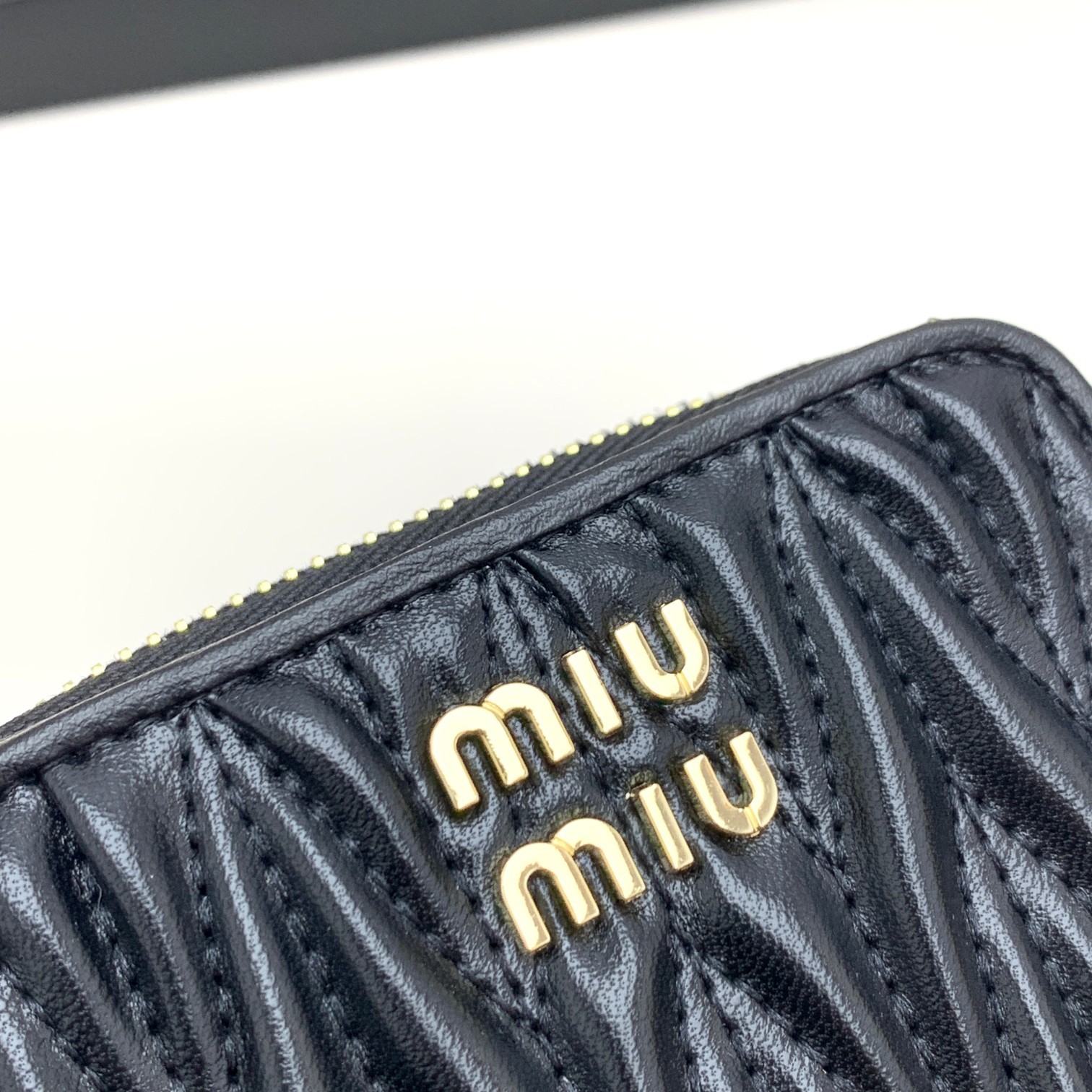 编号:505
品牌:miu miu 
颜色:黑色 粉色 蓝色
尺寸: 10*9*2.5
说明  mium